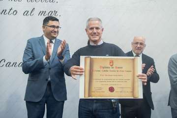 El Cabildo homenajea a varios teldenses en su brindis navideño (Foto TA)